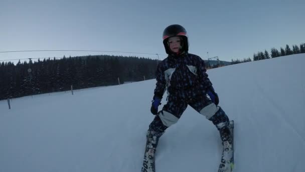 Уроки Лыжного Спорта Лыжная Школа Мальчик Учится Кататься Лыжах Отец — стоковое видео