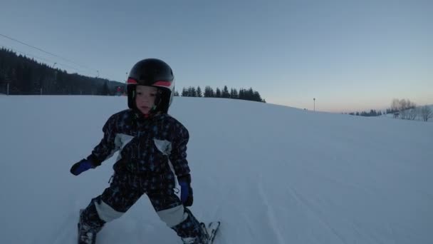 Μαθήματα Σκι Σχολή Σκι Μικρό Αγόρι Εκμάθησης Σκι Πατέρας Διδάσκει — Αρχείο Βίντεο
