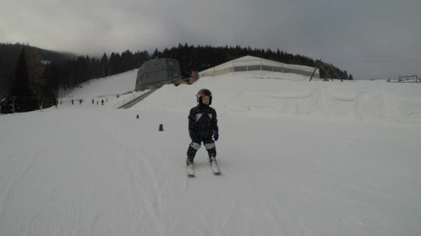 Skikurse Skischul Kleiner Junge Lernt Skifahren Vater Bringt Sohn Das — Stockvideo