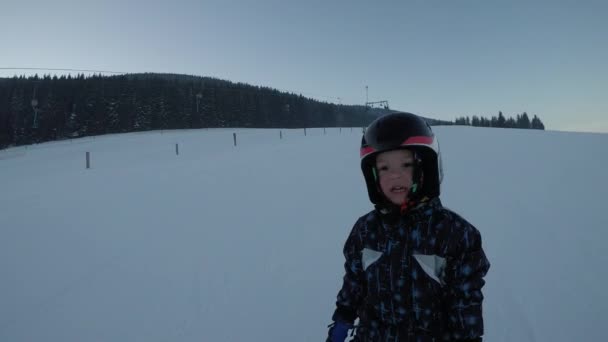 滑雪课 滑雪学校 小男孩在学滑雪 父亲教儿子滑雪 — 图库视频影像