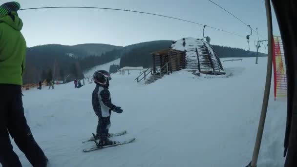 Skidlektioner Skidskola Liten Pojke Att Lära Sig Åka Skidor Barn — Stockvideo