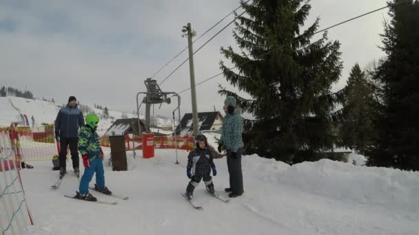 Skikurse Skischul Kleiner Junge Lernt Skifahren Kind Während Der Fahrt — Stockvideo