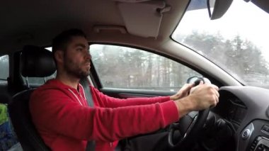 Kışın bir araba. Otoyolda sürüş sırasında sürücünün bir görünüm.