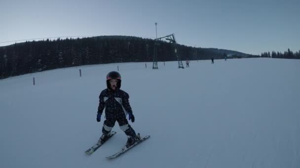 滑雪课 滑雪学校 小男孩在学滑雪 通过儿童的滑雪障碍驾驶 — 图库视频影像