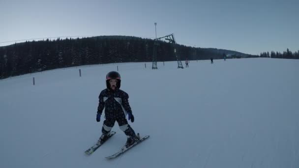 Skidlektioner Skidskola Liten Pojke Att Lära Sig Åka Skidor Kör — Stockvideo