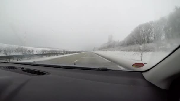 Strzał Autostrady Wnętrza Samochodu Jazdy Śliskiej Nawierzchni — Wideo stockowe