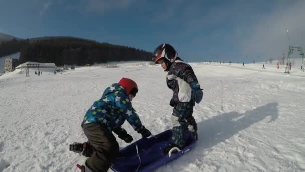 Freunde Treffen Sich Beim Wintersport Geschwister Skiurlaub Zum Rodeln — Stockvideo