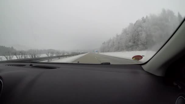 Strzał Autostrady Wnętrza Samochodu Jazdy Śliskiej Nawierzchni — Wideo stockowe