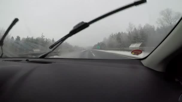 Съемка Шоссе Интерьера Автомобиля Стирание Протирание Грязного Окна — стоковое видео