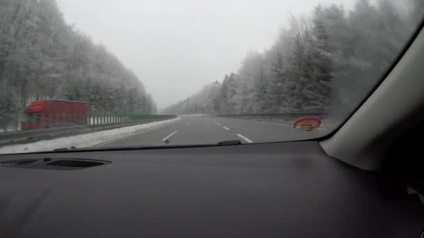 Съемка Шоссе Интерьера Автомобиля Стирание Протирание Грязного Окна — стоковое видео