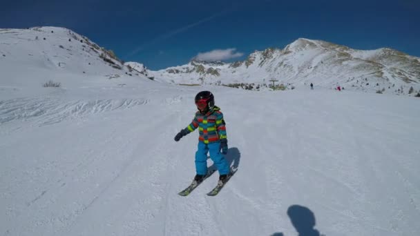 Skifahren für kleine Jungen. — Stockvideo