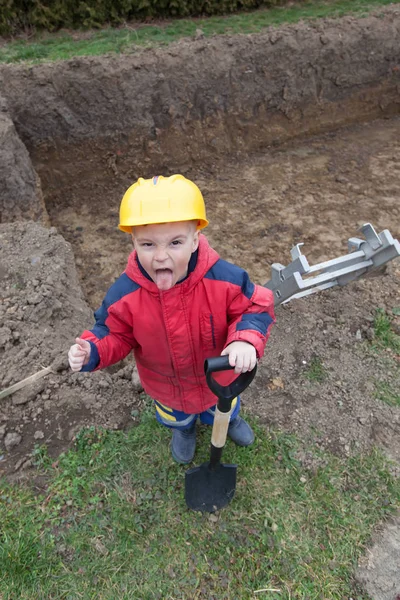 Petit Garçon Avec Une Bêche Aide Les Parents Pendant Construction — Photo