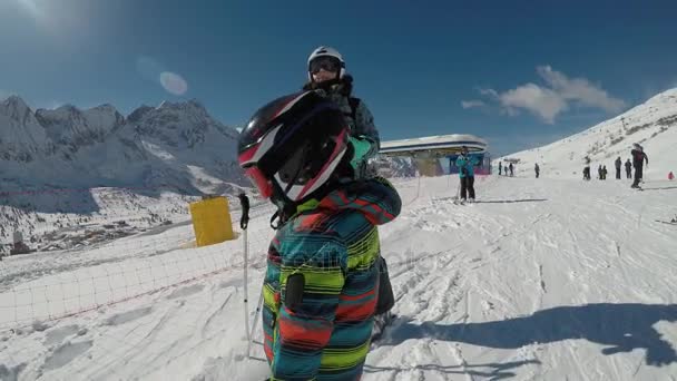 Маленький мальчик катается на лыжах в Альпах . — стоковое видео