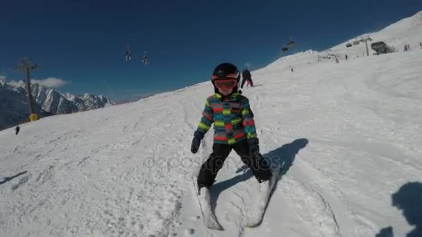 Niño pequeño esquiando . — Vídeo de stock