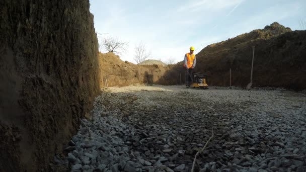 Der Mann auf der Baustelle. — Stockvideo