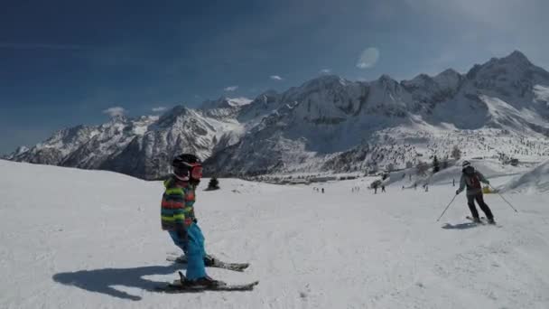 Malý chlapec, lyžování v Alpách. — Stock video
