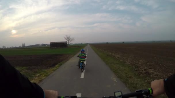 Lindo niño montando una bicicleta . — Vídeos de Stock