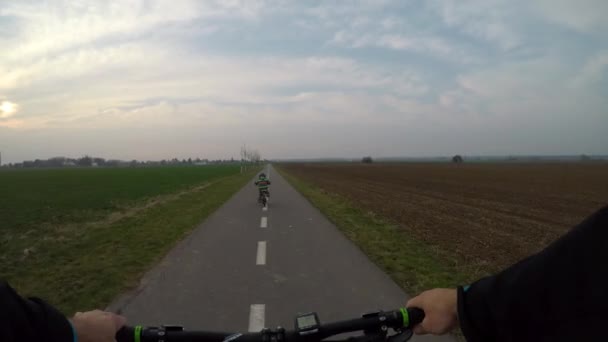 Niño Montando Bicicleta Largo Del Carril Bici — Vídeos de Stock