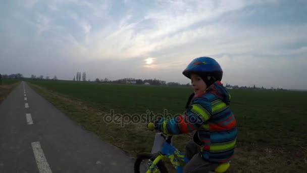 Carino bambino in sella a una bicicletta . — Video Stock
