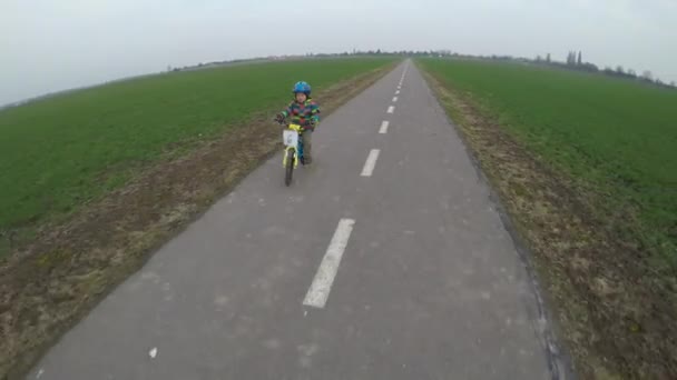 Netter Kleiner Junge Der Ein Fahrrad Reite Junge Der Ein — Stockvideo