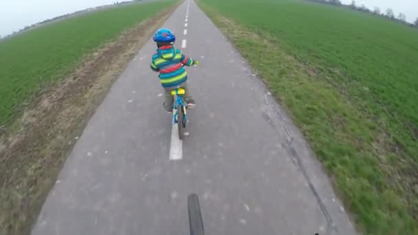 Menino Bonito Andando Bicicleta Menino Andando Bicicleta Longo Caminho Ciclo — Vídeo de Stock