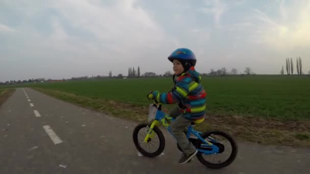 Χαριτωμένο Μικρό Αγόρι Ποδήλατο Αγόρι Οδήγηση Ενός Ποδηλάτου Κατά Μήκος — Αρχείο Βίντεο