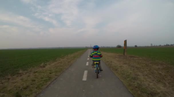 Carino Bambino Sella Una Bicicletta Ragazzo Sella Una Bicicletta Lungo — Video Stock