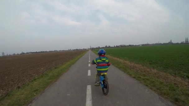 Söt Liten Pojke Cykla Pojke Cykla Längs Cykelvägen Stabiliserad Video — Stockvideo