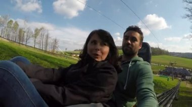 Genç çift kızak keyfini sürmek