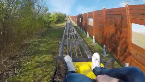 Diversión en la pista de bobsleigh . — Vídeos de Stock