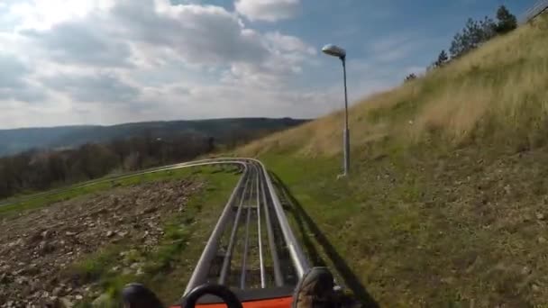 Diversión Pista Bobsleigh Padre Hijo Disfrutan Paseos Trineo — Vídeo de stock