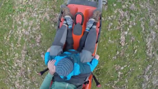 Diversión Pista Bobsleigh Padre Hijo Disfrutan Paseos Trineo — Vídeos de Stock