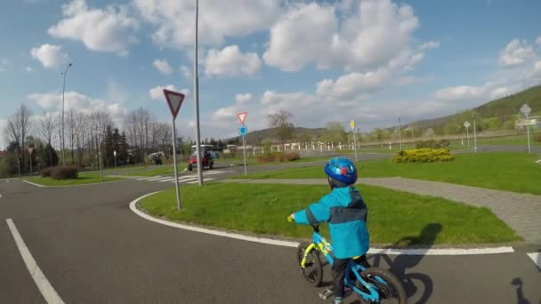 Autósiskolák Forgalom Közlekedési Játszótéren Egy Kisfiú Lovagolni Kerékpáros Forgalom Játszótér — Stock videók