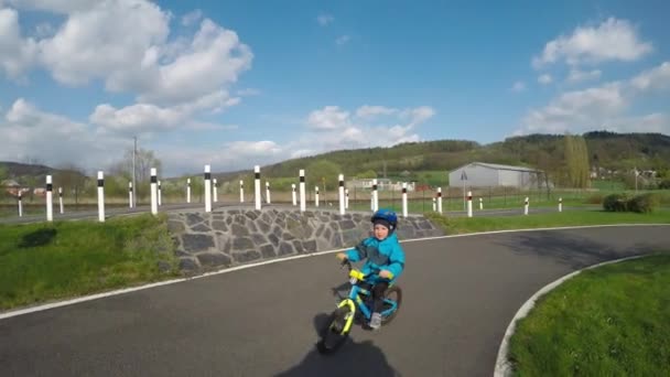 Leren Rijden Het Verkeer Een Verkeersspeeltuin Een Kleine Jongen Rijdt — Stockvideo