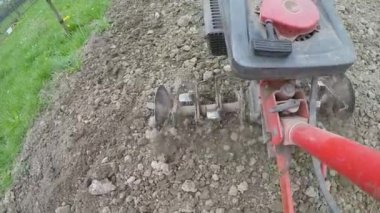 El motor closeup pulluk kil atma bıçak. Tarımsal arazi hazırlama üzerinde odaklanın. Ağır çekim.