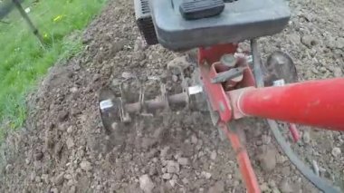 El motor closeup pulluk kil atma bıçak. Tarımsal arazi hazırlama üzerinde odaklanın. Ağır çekim.