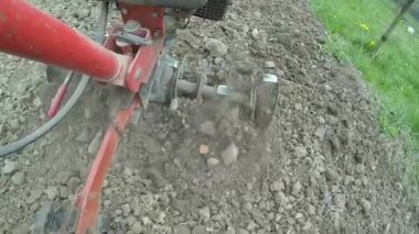 El motor closeup pulluk kil atma bıçak. Tarımsal arazi hazırlama üzerinde odaklanın. Ağır çekim.