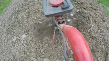 El motor closeup pulluk kil atma bıçak. Tarımsal arazi hazırlama üzerinde odaklanın. Ağır çekim.