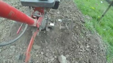 El motor closeup pulluk kil atma bıçak. Tarımsal arazi hazırlama üzerinde odaklanın. Ağır çekim.