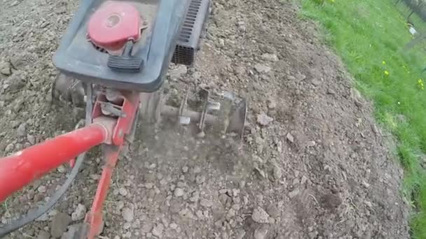 ハンド モーターのクローズ アップは 粘土を投げる刃を耕します 農地の準備に焦点を当てます スローモーション — ストック動画