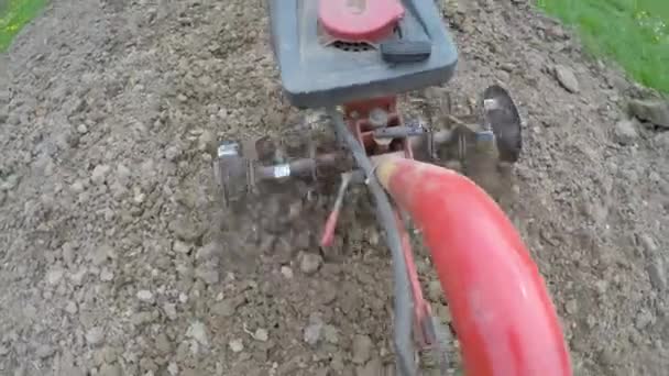 ハンド モーターのクローズ アップは 粘土を投げる刃を耕します 農地の準備に焦点を当てる — ストック動画