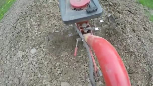 ハンド モーターのクローズ アップは 粘土を投げる刃を耕します 農地の準備に焦点を当てます スローモーション — ストック動画