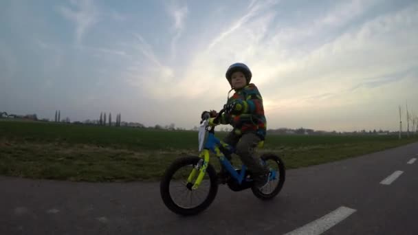 Menino Bonito Andando Bicicleta Menino Andando Bicicleta Longo Caminho Ciclo — Vídeo de Stock