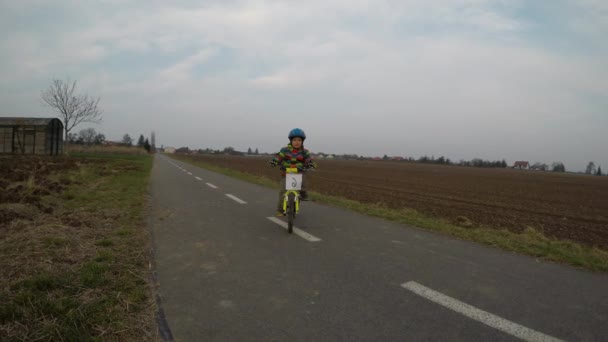 Menino Bonito Andando Bicicleta Menino Andando Bicicleta Longo Caminho Ciclo — Vídeo de Stock