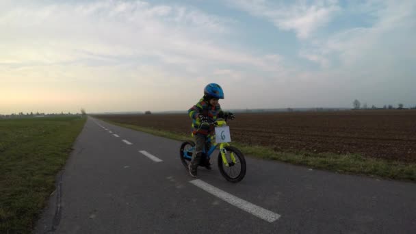 自転車に乗ってかわいい男の子 循環パスをバイクに乗った少年 安定したビデオ — ストック動画