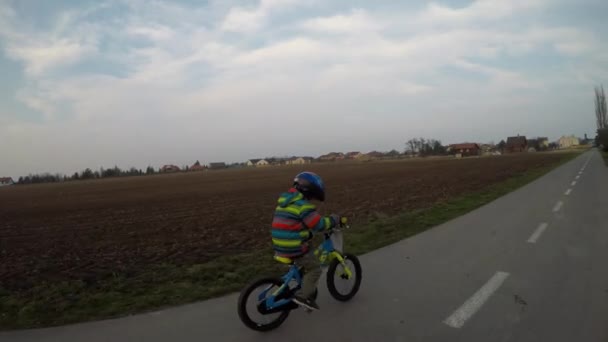 Menino Bonito Andando Bicicleta Menino Andando Bicicleta Longo Caminho Ciclo — Vídeo de Stock