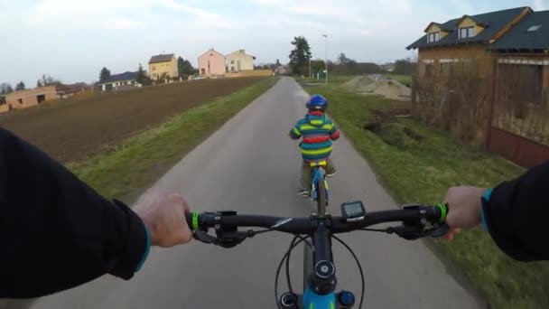 Menino Bonito Andando Bicicleta Menino Andando Bicicleta Longo Caminho Ciclo — Vídeo de Stock