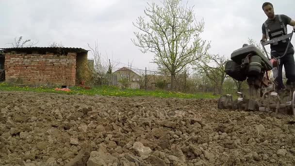 Zbliżenie dłoni silnika pług ostrze rzucanie gliny. — Wideo stockowe