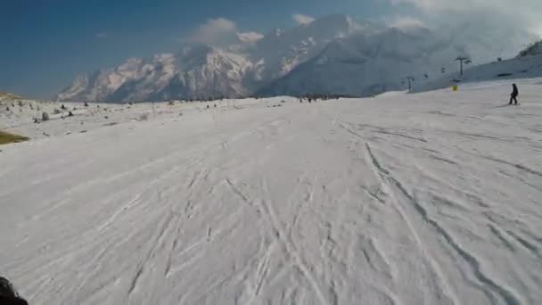 Stabilizált Rendre Síelés Gyönyörű Resort Európában — Stock videók