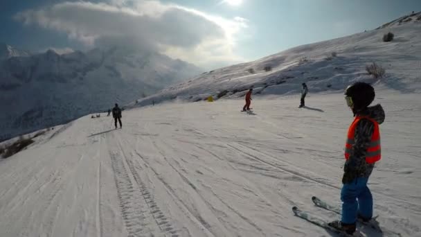 Skidåkning genom ögonen på skidåkare. — Stockvideo